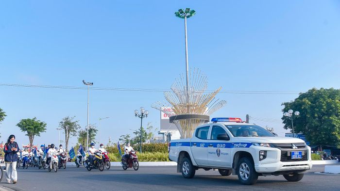 Đoàn xe diễu hành qua vòng xoay giữa đường 3 Tháng 2, Lý Thường Kiệt và Võ Trường Toản.