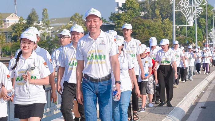 Đông đảo cán bộ, công nhân viên Công ty Điện lực An Giang tham gia đi bộ.