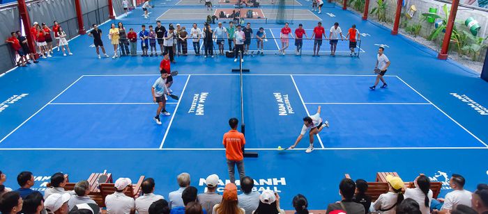 Pha cứu bóng của tay vợt Phúc Huỳnh.