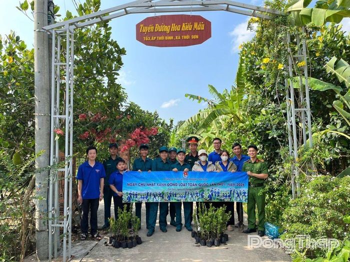 Tuổi trẻ phường Thới Sơn tham gia trồng cây xanh, xây dựng tuyến đường “Sáng - xanh - sạch - đẹp”.