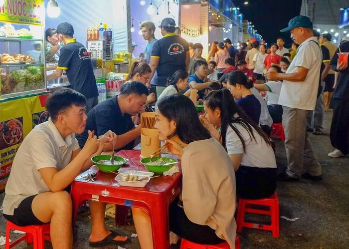 Đông đảo người dân và du khách tham gia Ngày hội ẩm thực. Ảnh: Đoan Ngọc