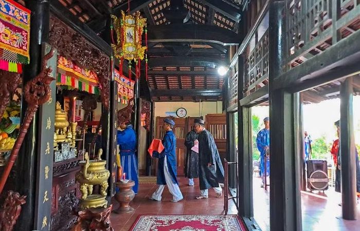 Sắc phong được rước vào An Khê đình làm lễ. Ảnh: Lưu Hồng Sơn