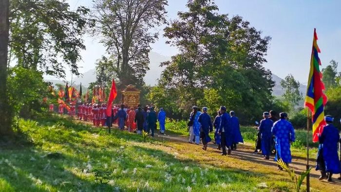 Sau khi hoàn tất lễ chính, sắc thần được nghinh rước trở về nơi lưu giữ ở An Khê trường. Ảnh: Lưu Hồng Sơn