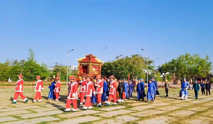 Lễ rước sắc diễn ra hết sức long trọng. Ảnh: Lưu Hồng Sơn