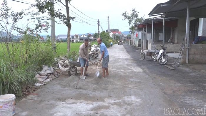 Người dân thôn Yên Phú, xã Xuân Ái tự nguyện phá dỡ vật kiến trúc để mở rộng đường giao thông nông thôn.