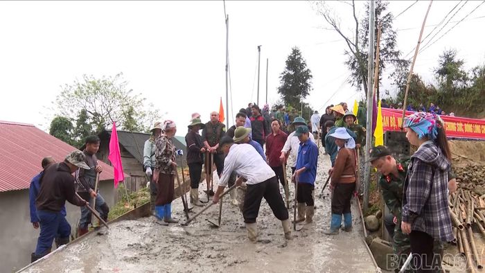 Người dân thôn Trung Hồ, xã Mường Hum chung sức làm đường giao thông nông thôn.