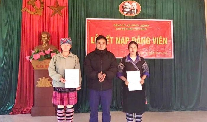 Chi bộ thôn Pú Cang, xã Púng Luông tổ chức lễ kết nạp đảng viên mới.