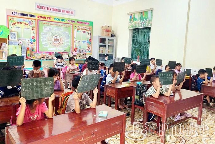 Học sinh lớp Một Trường Tiểu học Yến Mao hào hứng luyện viết chữ trên bảng.