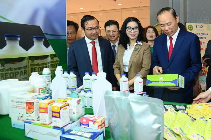 Các đại biểu tham quan các gian hàng trưng bày sản phẩm chăn nuôi, thú ý tại hội nghị.