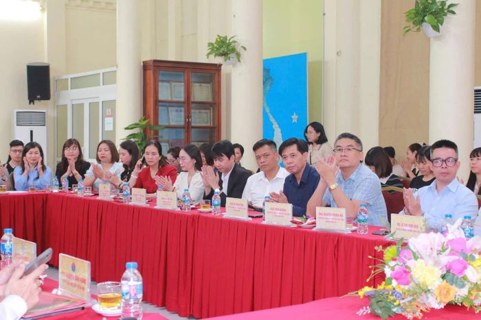 Đại diện Sở Y tế Hà Nội, lãnh đạo địa phương cùng đội ngũ y, bác sĩ hai đơn vị tham dự lễ ký kết hợp tác, hỗ trợ chuyên môn tại Bệnh viện Đa khoa Đống Đa.