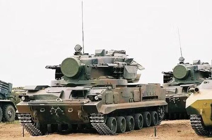 Hệ thống Tunguska sử dụng khung gầm xe bọc thép bánh xích GM-352M có trọng lượng chiến đấu 34 tấn; chiều dài 7,93 m; chiều rộng 3,24 m; chiều cao 4,01 m (khi triển khai radar).