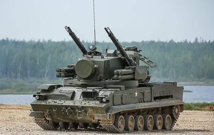 Việc Ấn Độ lựa chọn hệ thống Tunguska có lẽ do họ đã quen khai thác vũ khí nói trên, đồng thời so sánh về khả năng đánh chặn thì các phiên bản hiện đại hóa cũng chẳng hề thua kém Pantsir-S1, trong khi cơ động hơn hẳn nhờ khung gầm bánh xích.