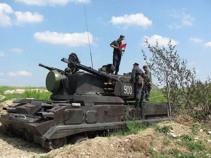 9K22 Tunguska là hệ thống tên lửa - pháo phòng không được thiết kế nhằm tiêu diệt máy bay bay thấp, trực thăng và tên lửa hành trình để bảo vệ đội hình bộ binh và xe tăng cũng như các hệ thống phòng không tầm cao cả ban ngày và ban đêm trong mọi điều kiện thời tiết.