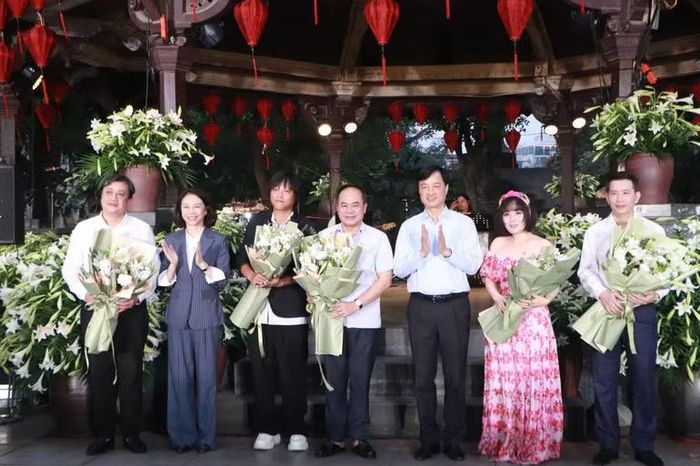 Bí thư Thành ủy Hà Nội Nguyễn Duy Ngọc và Phó Chủ tịch Ủy ban nhân dân thành phố Hà Nội Vũ Thu Hà tặng hoa cho các nghệ sĩ và đại diện Ban tổ chức chương trình.