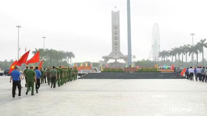 Lực lượng tại lễ ra quân.