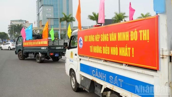 Các lực lượng ra quân tuyên truyền, vận động bảo đảm trật tự đô thị.