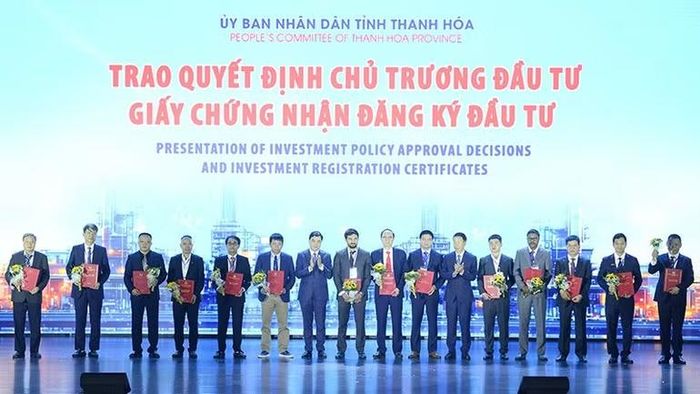 Lãnh đạo tỉnh Thanh Hóa trao Giấy chứng nhận đăng ký đầu tư cho các dự án.