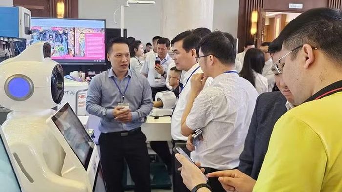 Các đại biểu tham quan sản phẩm trí tuệ nhân tạo.