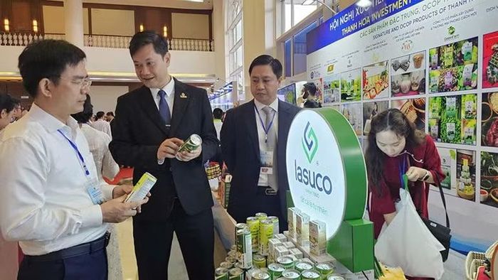 Đại biểu quan tâm sản phẩm chế biến sâu trên vùng đất Lam Sơn-Sao Vàng, tỉnh Thanh Hóa.