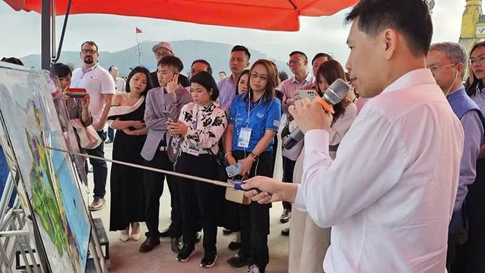Các đại biểu khảo sát, nghe giới thiệu lợi thế cảng biển nước sâu Nghi Sơn, tỉnh Thanh Hóa.