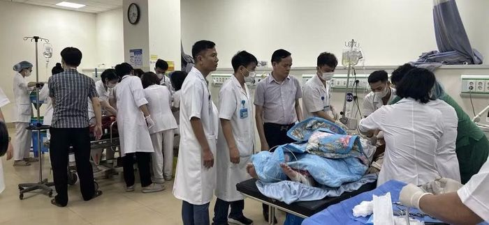 Bệnh viện đa khoa Vĩnh Phúc đang tiếp nhận, cứu chữa 4 nạn nhân trong vụ tai nạn.