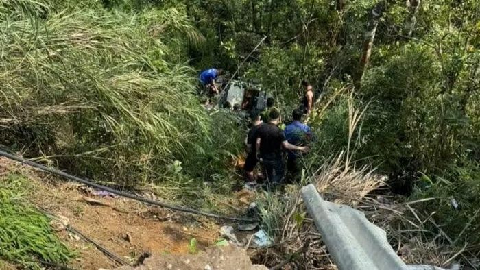 Lực lượng chức năng và người dân tìm cách đưa các nạn nhân lên khỏi vực. (Ảnh: Người dân cung cấp)