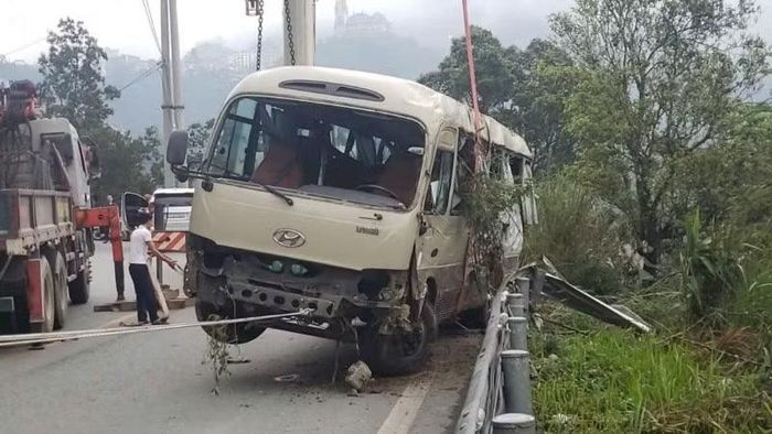 Hình ảnh chiếc xe bị tai nạn được cẩu lên mặt đường.