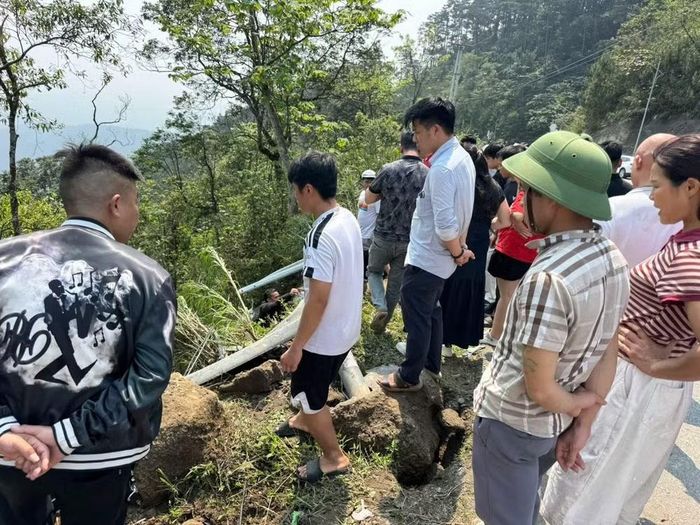 Lực lượng chức năng và người dân tìm cách đưa các nạn nhân lên khỏi vực. (Ảnh: Người dân cung cấp)