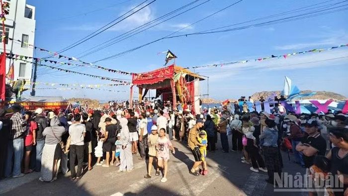 Lễ hội thu hút đông đảo người dân và du khách tham gia.