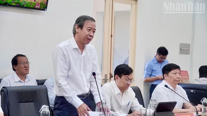Tiến sĩ, bác sĩ Nguyễn Văn Vĩnh Châu, Phó Giám đốc Sở Y tế Thành phố Hồ Chí Minh chia sẻ thông tin tại buổi làm việc với đoàn công tác Bộ Y tế.