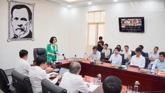 Quang cảnh buổi làm việc tại Viện Pasteur Thành phố Hồ Chí Minh và trực tuyến các tỉnh phía nam.