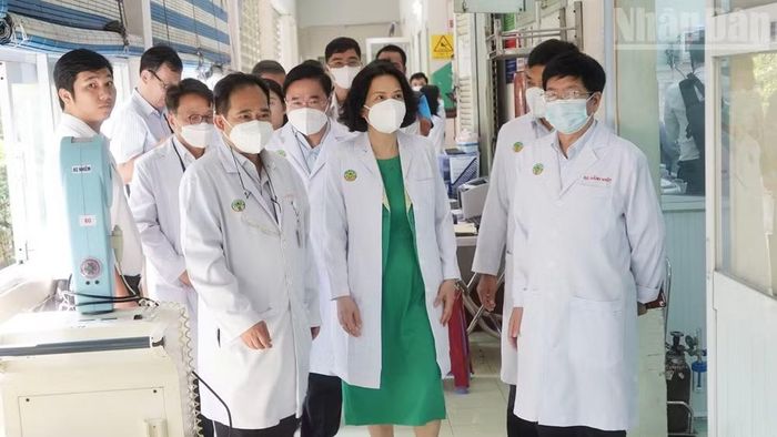 Đoàn công tác của Bộ Y tế đến nơi điều trị nội trú bệnh tay chân miệng tại Bệnh viện Nhi đồng 2.