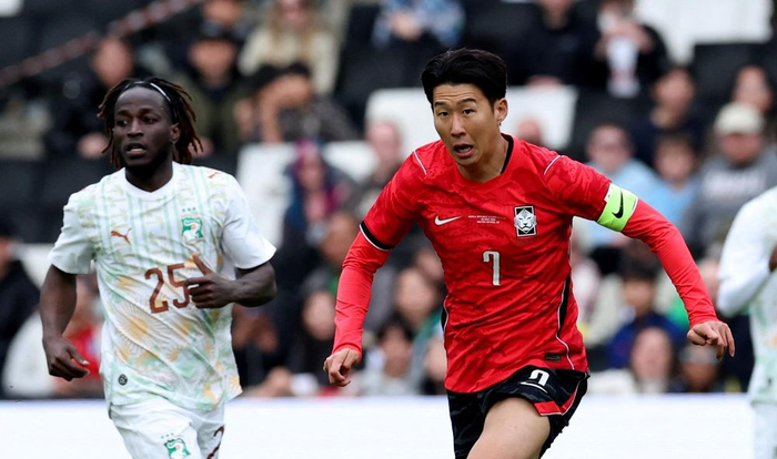 Son Heung-min (bên phải) bất lực nhìn đội tuyển Hàn Quốc thua đậm. 