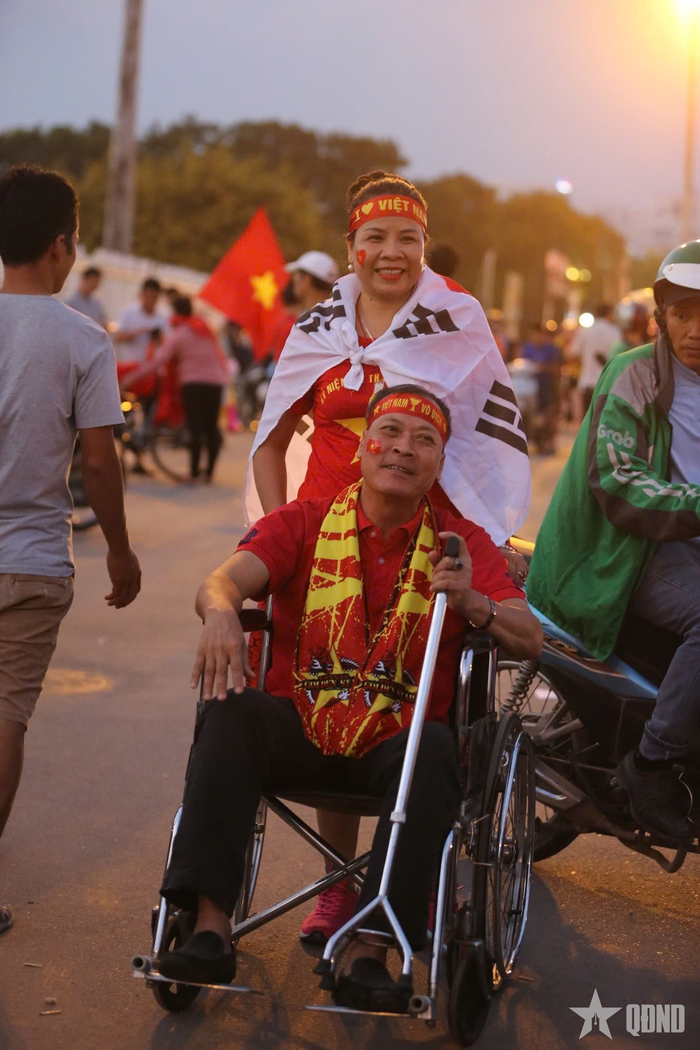  Người vợ luôn đồng hành với ông Tuấn trong mỗi trận đấu. 
