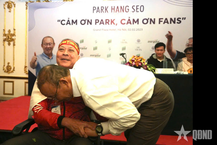 HLV Park Hang-seo tri ân cổ động viên đặc biệt của mình trong buổi lễ tri ân của ông. Ảnh do nhân vật cung cấp 