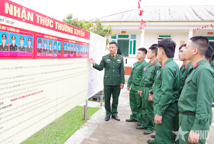 Sư đoàn 968 (Quân khu 4) luôn chú trọng bồi dưỡng, giáo dục truyền thống, nâng cao nhận thức chính trị, giúp các quân nhân vững vàng tư tưởng, yên tâm học tập, công tác. Ảnh: THANH HẢI
