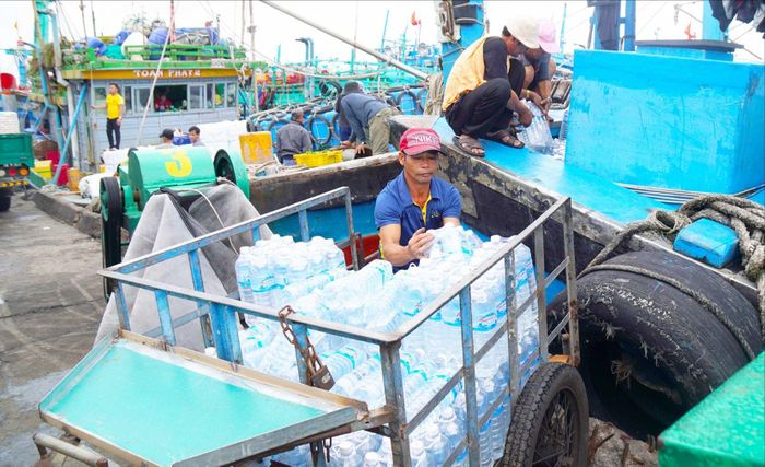 Chuyển nước đá vào hầm tàu, chuẩn bị vươn khơi