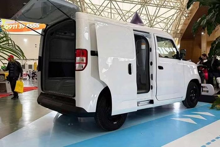 EC Van sử dụng mô-tơ điện công suất 30 kW, mô-men xoắn cực đại 110 Nm, cho phép xe đạt tốc độ tối đa 75 km/h. Bộ pin 17 kWh mang đến phạm vi hoạt động khoảng 150 km sau mỗi lần sạc đầy. Xe hỗ trợ sạc nhanh DC công suất tối đa 19,4 kW, giúp nạp từ 10% lên 70% pin trong khoảng 42 phút. Ngoài ra, người dùng có thể sạc tại nhà bằng bộ sạc di động 3 kW.