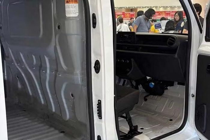 Dẫu vậy, với đặc thù là xe chở hàng, việc bổ sung cửa lùa vẫn mang lại lợi ích rõ rệt, giúp việc bốc dỡ hàng hóa trong không gian hẹp trở nên linh hoạt hơn. Ngoài thay đổi về cửa lùa bên hông, các kích thước của xe gần như không thay đổi.