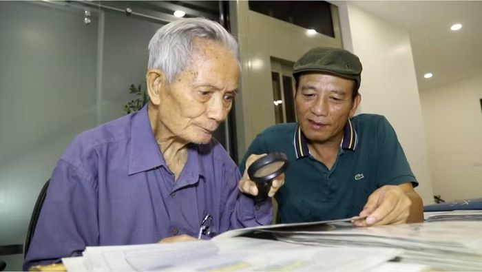 Ông Nguyễn Cảnh Loan (trái) và ông Hoàng Hồ Hải trao đổi đam mê sưu tập tem.