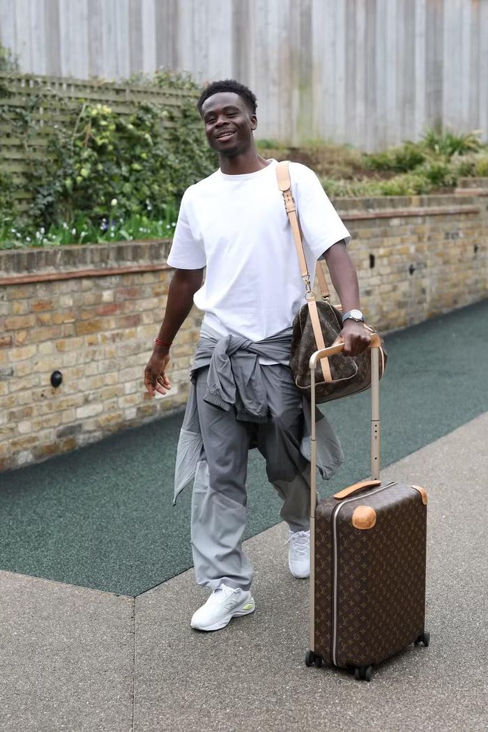 Bukayo Saka đã thu xếp hành lý để trở lại Arsenal.