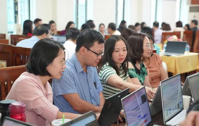 Giáo viên Trường THPT Quang Trung - Đống Đa (Hà Nội) tập huấn về ứng dụng AI và thiết bị công nghệ vào giảng dạy. Ảnh: NTCC