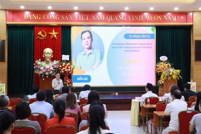 TS Phạm Văn Tư trao đổi những góc nhìn của mình về cách để cha mẹ đồng hành cùng con.
