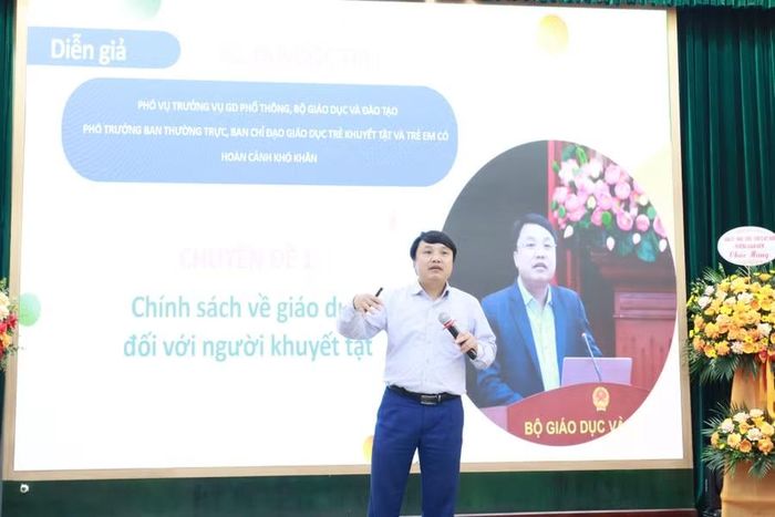 TS Tạ Ngọc Trí trình bày về các chính sách đối với người khuyết tật.