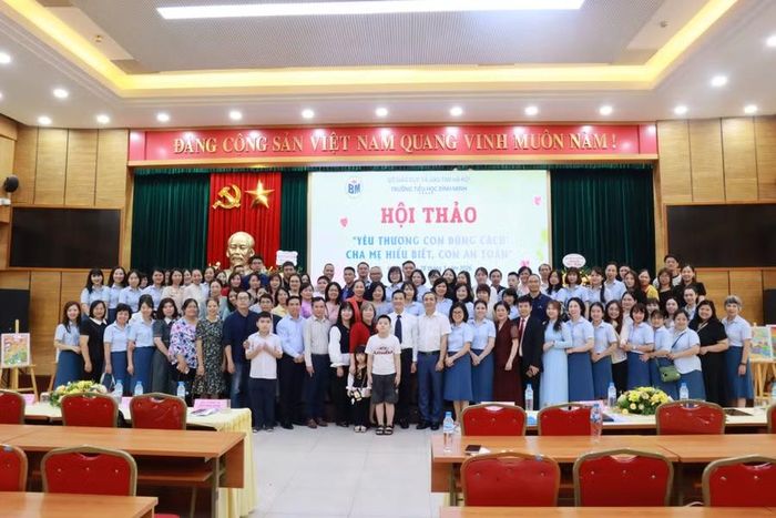 Các đại biểu chụp ảnh lưu niệm cuối chương trình.
