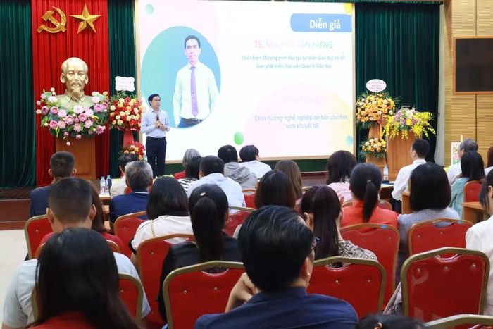 TS Nguyễn Văn Hưng trao đổi tại hội thảo.