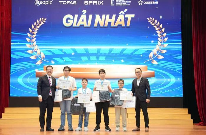 Ban tổ chức trao giải Nhất cho các thí sinh.