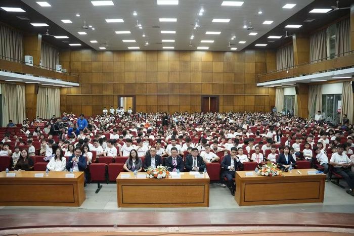Các đại biểu dự lễ trao giải.