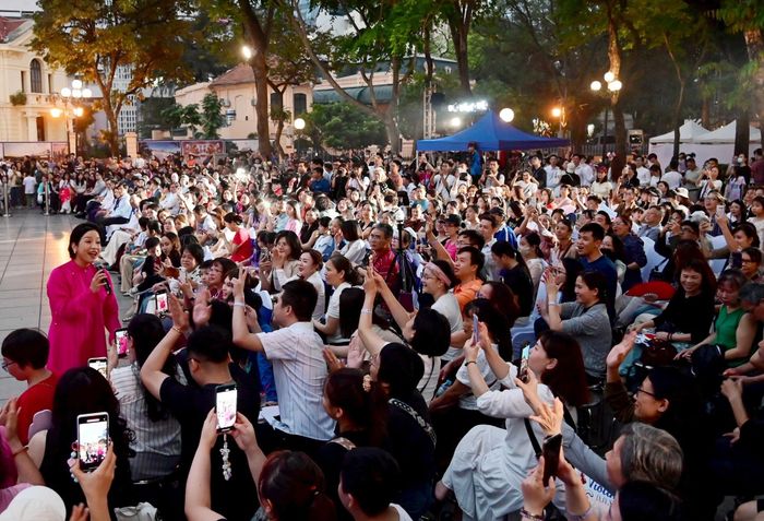 Phần trình diễn của Diva Mỹ Linh được khán giả đón chào nồng nhiệt. Ảnh: hanoimoi
