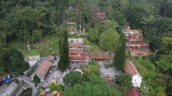 Từ trung tâm Hà Nội, du khách có thể đến chùa Tây Thiên với quãng đường khoảng 80km, thuận tiện cho một chuyến đi trong ngày hoặc kết hợp nghỉ dưỡng, vãn cảnh Tam Đảo. Trong ảnh là toàn cảnh khu danh thắng Tây Thiên nhìn từ trên cao. Ảnh: Tuấn Anh